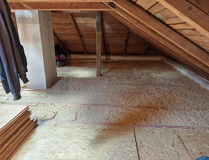 Zateplení stropu zděného rodinného domu pomocí foukané izolace